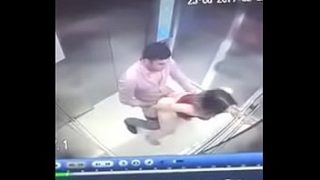 Sexo elevador com a namorada exitada