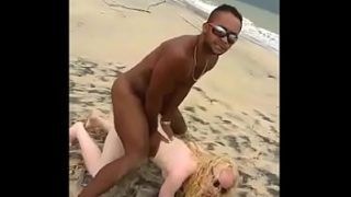 Comendo a coroa na praia