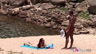 Negro en playa nudista