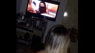 Novinha assistindo porno