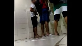 Sexo gay em banheiro publico