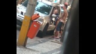 Comendo viado na rua