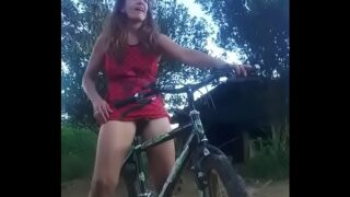 Gostosa na bicicleta