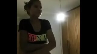 Novinha brasileira siririca em Live