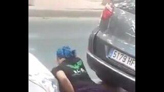 Mujeres orinando  público en la calle