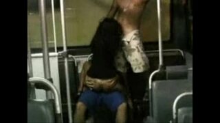 Metendo o dedo no onibus