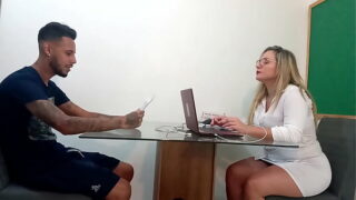 Novinho de 18 anos transando com a professora porno