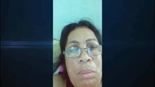 Velha mãe sentando  brazijl