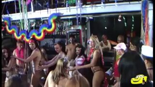 Fantasia de carnaval com saia vermelha