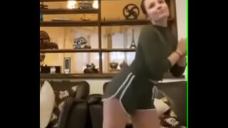 Larissa manoela dando a bunda