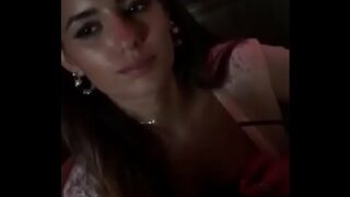 Travesti batendo punheta na rua