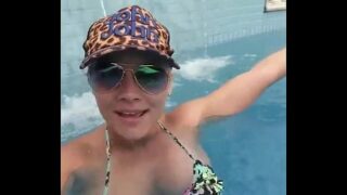 Mulher peitudas na piscina