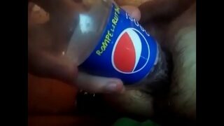 Novinha a garrafa Pepsi