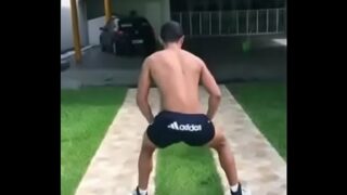 Novinho dançando funk gay