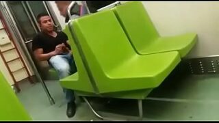 Arrimones eencoxadan el metro gay