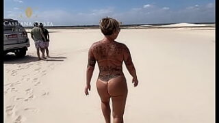 Geniane pontes sgarioni fazendo uma tatuagem nas costas