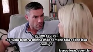 Pai dando para a filha depois da escola