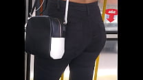 Onibus  Morena de calça de couro preta sexy