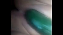 Travesti gozando no pepino