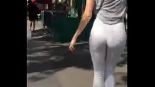 Mujeres caminando desnudas